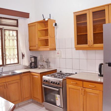 Corinya Serviced Apartments เอนเทบเบ้ ห้อง รูปภาพ