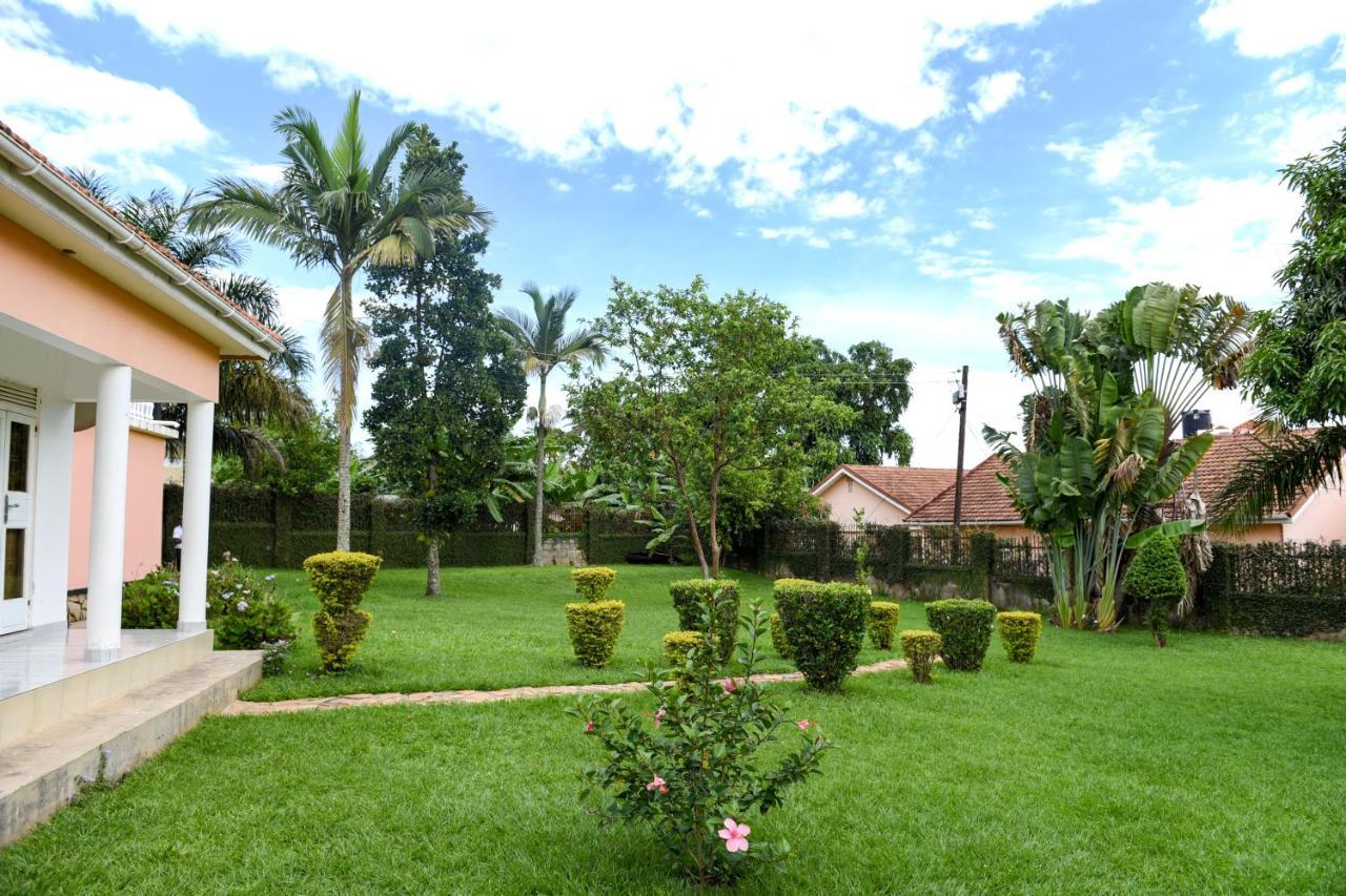 Corinya Serviced Apartments เอนเทบเบ้ ภายนอก รูปภาพ